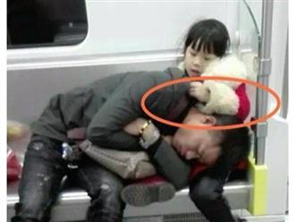 Bố ngủ gục trên đùi con gái nhỏ vì quá mệt, cách hành xử của đứa trẻ khiến dân mạng tấm tắc khen ngợi