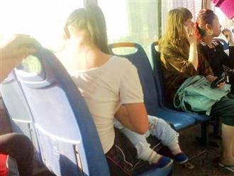 Cho con bú trên xe buýt bị hành khách đi cùng lên án, người mẹ đáp trả khiến ai nấy câm nín