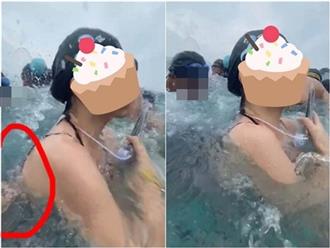 Chơi trò sóng thần ở bể bơi, nữ sinh bị nhóm thanh niên sàm sỡ, cởi tuột bikini gây phẫn nộ