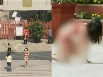 Cô gái mặc nội y đứng vái lạy trước cổng chùa, hành động phản cảm bị dân mạng lên án gay gắt