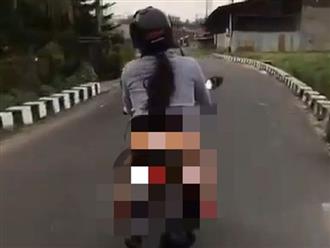 Cô gái mặc váy ngắn bằng gang tay ngồi xe máy, 'cảnh xuân' lồ lộ khiến người đi đường nhức mắt