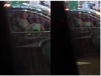 Cô gái úp mặt vào người bạn trai khi đang lái xe khiến người đi đường sốc nặng