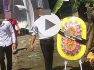 Con gái gửi vòng hoa tang đến đám cưới của bố và nhân tình gây xôn xao MXH