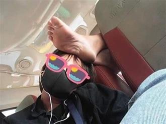 Bàn chân 'hư hỏng' của người đàn ông trên xe khách khiến cư dân mạng phẫn nộ