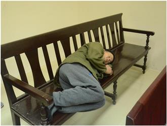 Bị cáo 79 tuổi hiếp dâm bé gái 3 tuổi ở Hà Nội nằm gục xuống ghế khi vừa tới phòng xét xử