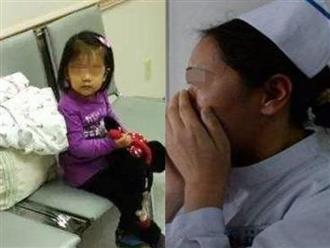 Thấy bé gái ngồi chờ mẹ ngoài phòng sinh, y tá đến hỏi thì nghe được câu trả lời quá xót xa