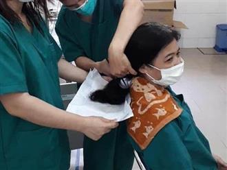 Hình ảnh nữ bác sĩ Đà Nẵng cắt đi mái tóc dài để dễ thao tác chăm sóc bệnh nhân Covid-19 khiến ai nhìn cũng thấy nhói lòng và thầm biết ơn
