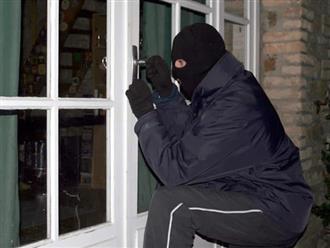 Lẻn vào nhà người khác để kiếm chác, tên trộm nhìn thấy vài món đồ này đã lập tức gọi báo cảnh sát đến còng tay chủ nhà