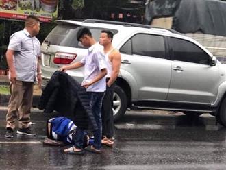Nam sinh cởi áo đứng che mưa cho người bị tai nạn giao thông, hành động tử tế gây bão mạng xã hội