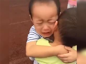 Hai cậu bé ôm nhau khóc nức nở giữa sân trường, cô giáo ngơ ngác rồi bật cười ngặt nghẽo khi biết lý do