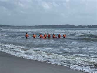 Tìm thấy 2 thi thể trong vụ nam bảo vệ lao ra biển cứu học sinh bị đuối nước rồi mất tích