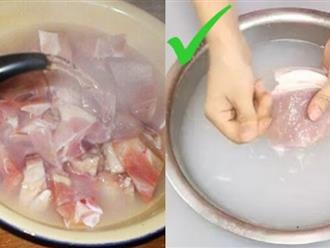 Thường dùng nước lã để rửa thịt lợn, chị em hãy dừng ngay mà sử dụng nước này đảm bảo thịt lợn sạch tinh, hết hôi mà không cần phải chần qua nước!