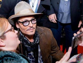 Johnny Depp 57 tuổi lịch lãm xuất hiện trước công chúng! Thuyền trưởng Jack thoát khỏi nạn "bạo hành gia đình" và được người hâm mộ chào đón nồng nhiệt