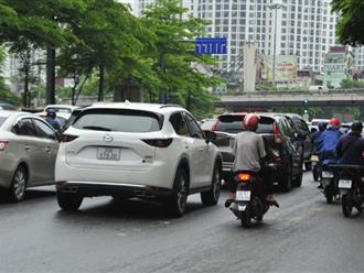 Nhiều tuyến phố ở Hà Nội ùn tắc sau cơn mưa, dân công sở trễ giờ làm việc