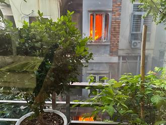 Nóng: Cháy lớn tại căn nhà 4 tầng ở Hà Nội, 2 bé trai cùng gia đình leo ban công thoát thân