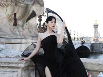 Phạm Băng Băng diện đầm đen, thả dáng lả lơi tại Paris Fashion Week