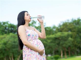 6 thời điểm quan trọng mẹ bầu cần uống nước để thai nhi khỏe mạnh, tăng cân