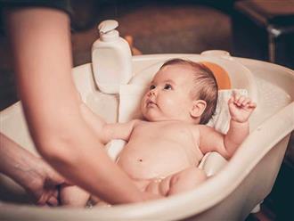 Chi tiết tắm đúng cách cho trẻ sơ sinh và những lưu ý mẹ phải nhớ