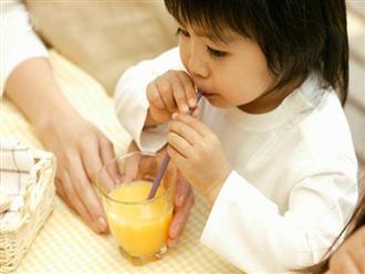 Cho trẻ uống nước ép trước khi đi ngủ: Thương con như thế bằng 10 hại con