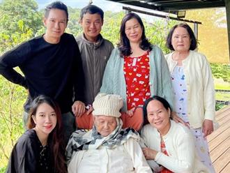 Cùng nhau đưa mẹ 96 tuổi đi du lịch, vợ chồng Lý Hải - Minh Hà chia sẻ câu chuyện xúc động mang tên 'phận làm con'