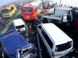 3 xe buýt chở học sinh va chạm liên hoàn với 4 xe khác trên cao tốc, hơn 80 người bị thương