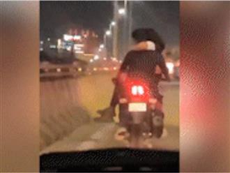 Bắt quả tang người đàn ông để bạn gái ngồi trên đùi khi đang lái xe máy chạy băng băng trên cầu vượt gây bức xúc