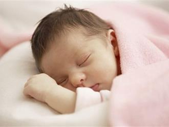 Chuyên gia cảnh báo cha mẹ không nên mặc kiểu trang phục này cho trẻ sơ sinh khi ngủ