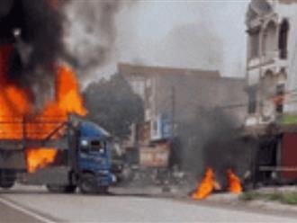 Clip: Xe tải bất ngờ bốc cháy dữ dội, tài xế có hành động dũng cảm khiến người đi đường cảm thán