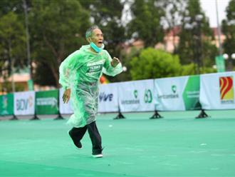 Cụ ông 87 tuổi đội áo mưa cán đích đường chạy marathon 5km