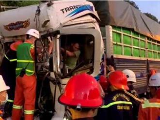 Giải cứu tài xế mắc kẹt trong cabin xe tải sau tai nạn