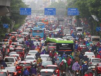 Mưa giông trắng trời gây ùn tắc giao thông tại nội thành Hà Nội