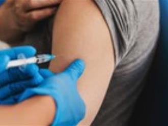 Nhiều người truyền tai nhau không cho con tiêm vaccine, chuyên gia khẳng định: Sai lầm!