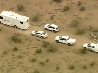 Phát hiện 6 thi thể người tại ngã tư hẻo lánh ở sa mạc, video do truyền thông ghi lại bị làm mờ vì hình ảnh phản cảm