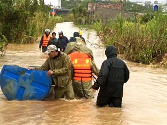 Phố núi Bảo Lộc ngập nặng sau mưa lớn, chính quyền địa phương lên phương án di dời người dân 