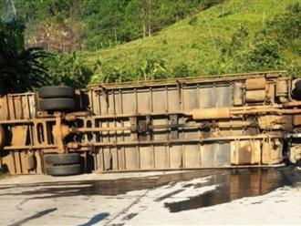 Quảng Nam: Đang lưu thông trên đường, xe tải bất ngờ mất lái lật ngang khiến 1 người chết tại chỗ, 2 người còn lại bị thương nặng