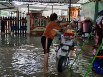 Quảng Trị: Mưa lớn gây ngập nhà dân, nhiều tuyến giao thông chia cắt tạm thời