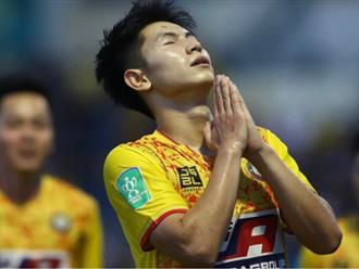 Sau bàn mở tỉ số, tiền vệ Nguyễn Trọng Hùng chắp tay tưởng nhớ 3 thành viên CLB HAGL