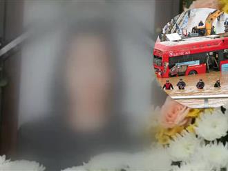 Vụ các nạn nhân trong chuyến 'xe buýt tử thần' bị chết đuối do ngập hầm chui: Tang lễ ngập tràn nước mắt, phủ đầy hoa trắng của người đưa tiễn  