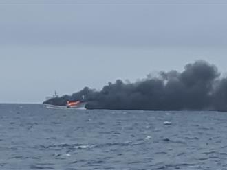 Vụ cháy tàu cá ngoài khơi, thuyền trưởng nhảy xuống biển thoát thân: Đã giải cứu toàn bộ 12 thuyền viên