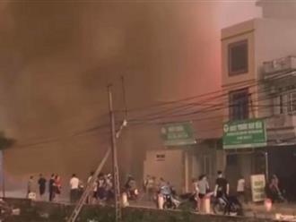 Xưởng mây tre đan ở Hà Nội bốc cháy ngùn ngụt trong đêm, lực lượng cơ sở huy động tối đa