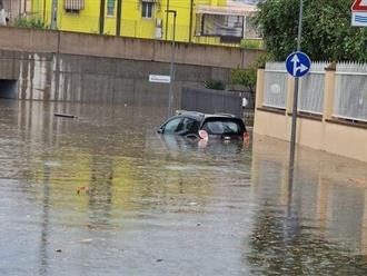 Ý: Sau hạn hán nghiêm trọng là trận mưa lớn khiến 900 cư dân sơ tán