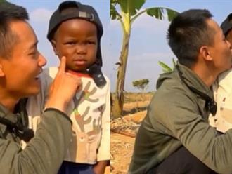Quang Linh Vlogs xin vía cậu bé “Lôi Con” Châu Phi để được Hoa hậu thơm má