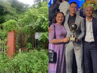 Đội trưởng U23 Việt Nam mua nhà báo hiếu bố mẹ: Chuyện về căn nhà cũ hoang tàn và tấm gương vươn lên vì gia đình