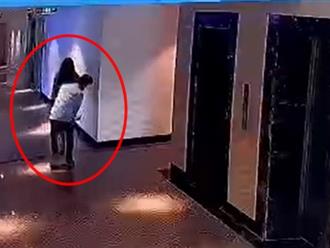 Hà Nội: Người đàn ông bị phát hiện quay lén cô gái trẻ ngay tại sảnh thang máy