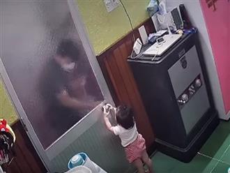 Bé gái gào khóc vì tự chốt khoá cửa không thể ra ngoài, cảnh báo bố mẹ về việc để trẻ ở một mình trong phòng