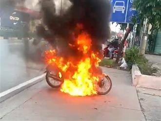 Bị lập biên bản khi ra đường trong khung giờ hạn chế, thanh niên châm lửa thiêu rụi xe máy của mình
