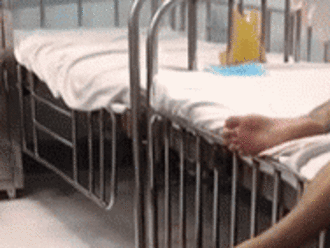 Chồng bế con suốt đêm cho vợ ngủ đến mức thiếp đi: Khoảnh khắc khiến cả phòng bệnh xôn xao