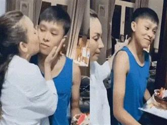 Clip: Hồ Văn Cường không chút ngại ngùng hôn Phi Nhung, đến mẹ ruột lại "sượng sượng"?