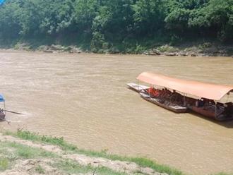 Lật thuyền chở 2 người lớn và 3 trẻ nhỏ ở Lào Cai: Đã có 2 thi thể được tìm thấy