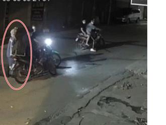 Nữ công nhân gom rác bị cướp xe máy nhận được quà bất ngờ từ công an quận Từ Liêm